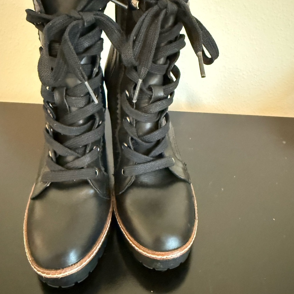 Black LEATHER Lace-Up Women's Boots with chunky heel.